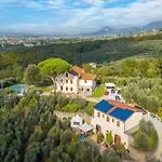 Amazing View On Hills With Shared Pool
